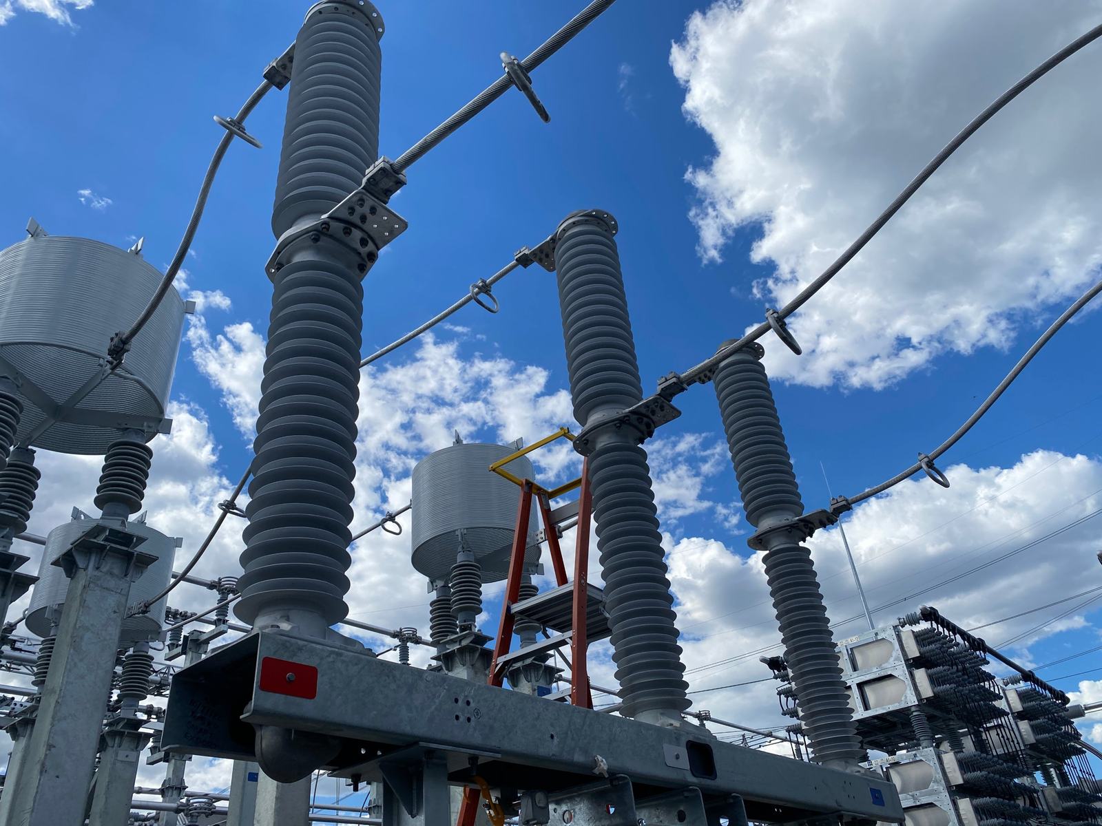 Live tank circuit breaker